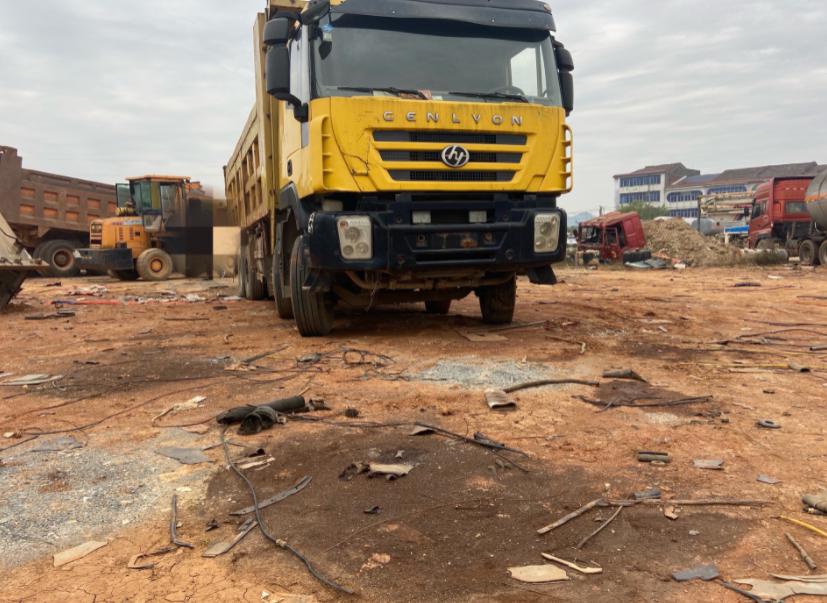 油污横流 固废遍地 马路边的报废机动车回收拆解企业为何无人监管？